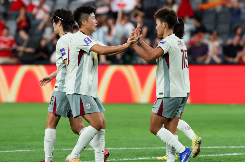 世界杯比赛观看软件-中国女足半场2球领先！王霜进球被吹后轰世界波，张睿建功